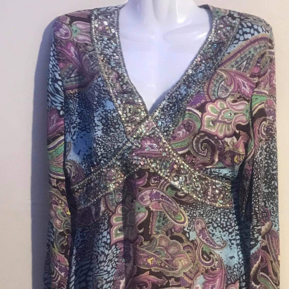 August silk size medium. Multicolor